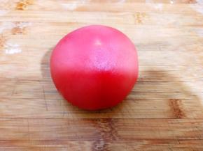 番茄用开水烫一下剥去外皮