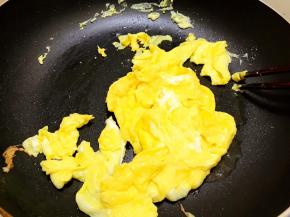 翻炒凝固后捞出，留下底油