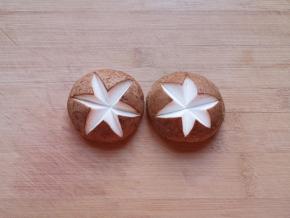 香菇洗干净刻花刀。