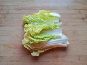 娃娃菜洗干净控一下水分。