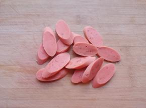 火腿肠切成片。