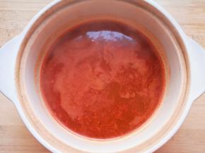 砂锅烧开以后尝一下味道，口味重的话可以加点盐。