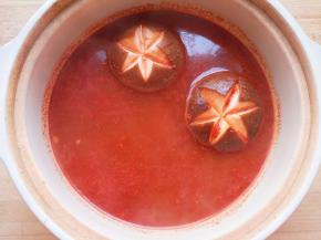 下入香菇、火锅年糕和鱼豆腐。