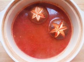 下入香菇、火锅年糕和鱼豆腐。