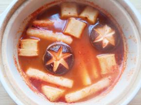 煮至火锅年糕和鱼豆腐飘起。