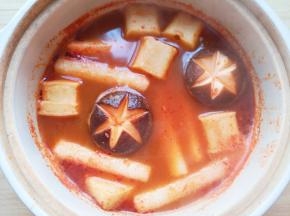 煮至火锅年糕和鱼豆腐飘起。