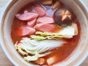 下入娃娃菜和火腿肠煮开。