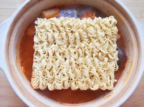 下入方便面。