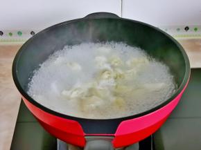 锅中加入水烧开，下馄饨。