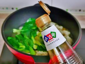 加入洗净的青菜，生抽，鲜鸡汁，煮熟关火，淋上芝麻油。
