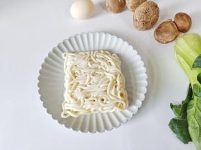 准备乌冬面，200克的乌冬面是一个人的食量。