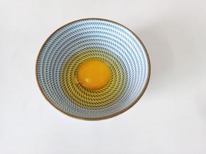 把鸡蛋克嗑入里。