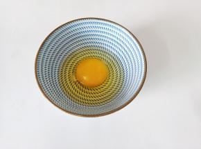 把鸡蛋克嗑入里。