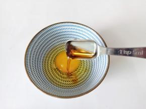 加一勺料酒去腥的同时让炒好的鸡蛋更加蓬松。