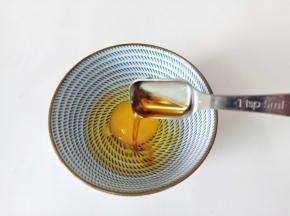 加一勺料酒去腥的同时让炒好的鸡蛋更加蓬松。