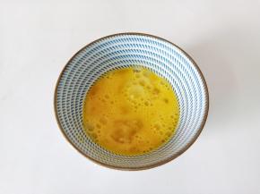 用筷子将鸡蛋液打散。