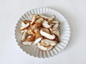 香菇用流水里外冲洗干净，切成小的薄片。