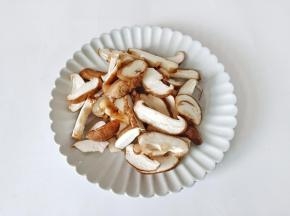 香菇用流水里外冲洗干净，切成小的薄片。