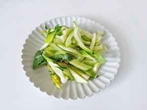 青菜清洗好以后控干水分，斜着切成小段。