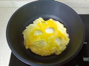 锅里放适量的食用油，油热倒入鸡蛋液。