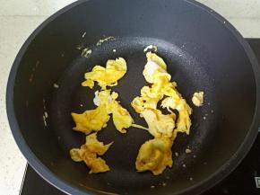 用筷子快速将它们搅散，盛盘备用。