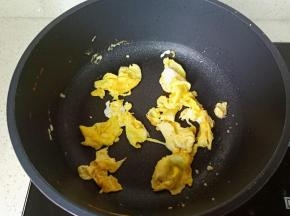 用筷子快速将它们搅散，盛盘备用。