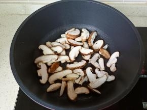 锅里重新加入食用油，倒入香菇翻炒。