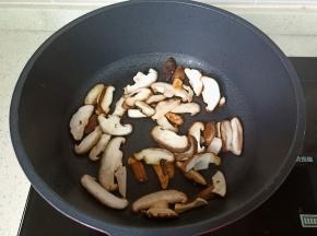 香菇翻炒一分钟左右。