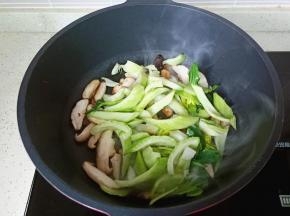 先加入青菜梗。