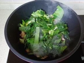 再加入青菜叶翻炒一下。