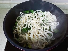 最后加入清洗好的乌冬面。