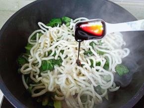 加老抽，盐，味精调味。