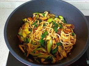 加入炒好的鸡蛋碎。