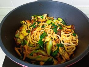 开大火快速将它们翻炒均匀即可出锅！