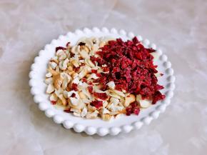 腰果和蔓越莓切碎，大小根据个人喜欢来即可，我喜欢大颗粒状，所以切的比较大。