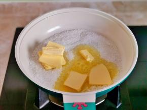 首先将白砂糖与黄油放入不粘锅中。