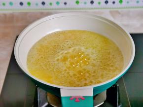 小火将白砂糖融化至与黄油融合。