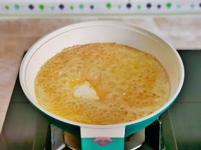 加入淡奶油，蜂蜜，转化糖浆，小火煮至糖浆冒泡。