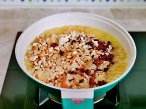 加入蔓越莓碎与腰果杏仁。