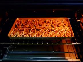 入烤箱中层上下管155度烤15-18分钟。（烤箱温度仅供参考，具体温度根据自家烤箱性能另定）