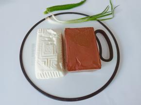 准备鸭血、豆腐、香葱。