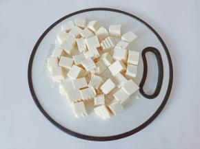 将豆腐横着对半切一下，再切成5mm左右小块。