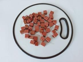 将鸭血表面的浮沫洗净干净，切成5mm左右块。