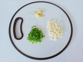 香葱生姜蒜切成末备用。