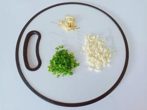 香葱生姜蒜切成末备用。