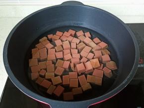 鸭血冷水入锅。