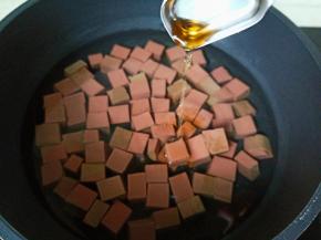 加一勺料酒，开大火焯水一分钟捞出备用。