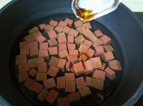 加一勺料酒，开大火焯水一分钟捞出备用。