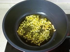 锅里加一点食用油放入蒜末，生姜炒香。