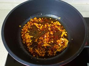 加入郫县豆瓣酱一勺炒出香味。